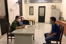 Nghi vợ ngoại tình, chồng mua xăng đốt xe ô tô của tình địch