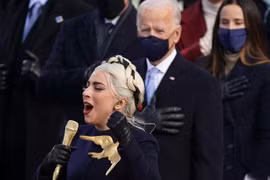Lady Gaga biểu diễn quốc ca Mỹ trong lễ nhậm chức của Tổng thống Joe Biden