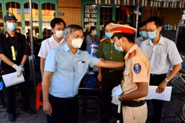 Chủ tịch tỉnh xuống tận các chốt phòng chống dịch kiểm tra, động viên cán bộ, chiến sĩ