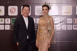 Thùy Tiên sánh vai cùng chủ tịch dự chung kết Miss Grand Chiang Mai