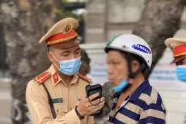 Mất cả tháng lương vì vài cốc bia trong buổi liên hoan