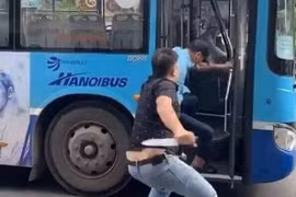 Hà Nội: Xôn xao clip hỗn chiến giữa phụ xe buýt và một người đàn ông