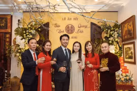 "Vua hài đất Bắc" Xuân Hinh rơi nước mắt trong lễ ăn hỏi con gái
