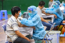 TP. Hồ Chí Minh bắt đầu tiêm mũi 3 vắc xin ngừa COVID-19