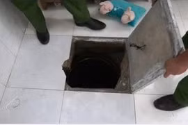 Bắt đối tượng truy nã đào hầm trong nhà để lẩn trốn