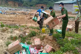Lào Cai: Tiêu hủy gần 3.000 gói chân gà, chân vịt khô không rõ nguồn gốc