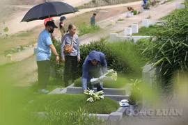Người dân Hà Nội đi dâng hương, tảo mộ dịp Tết Thanh minh