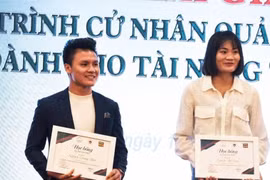 Tiền vệ Quang Hải nhận học bổng của Đại học Kinh tế