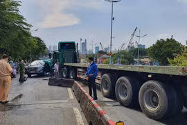 Xe container tông bẹp ôtô, giao thông ùn tắc nghiêm trọng