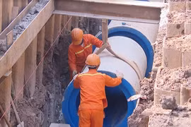 Hà Nội: Gấp rút lắp đặt hệ thống ống cống gom nước thải sông Tô Lịch
