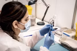 Hàng loạt nước châu Âu ngừng tiêm vắc xin AstraZeneca, WHO khẳng định an toàn