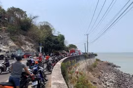 Vào cua mất lái, xe máy lao xuống bãi đá biển Vũng Tàu, 1 người tử vong