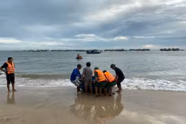 Tìm thấy thi thể du khách thứ 2 bị cuốn trôi khi đi tắm biển đầu năm