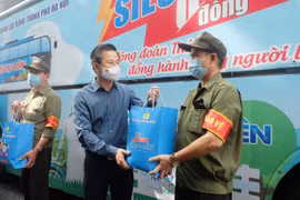 Công đoàn Hà Nội trao quà, động viên người lao động và lực lượng tham gia phòng, chống dịch