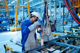Muốn kinh tế phục hồi, phải đẩy mạnh tốc độ tiêm vắc-xin ngừa COVID-19