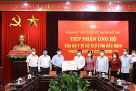 Bộ Y tế trao quà hỗ trợ tỉnh Bắc Ninh phòng, chống dịch Covid-19