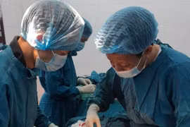 Các y bác sĩ vượt sóng dữ ra đảo Cồn Cỏ mổ cấp cứu bệnh nhân viêm ruột thừa cấp