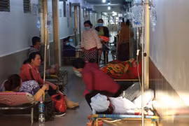 Sau bữa ăn trưa tại nhà ăn tập thể, hơn 80 người nghi ngộ độc thực phẩm