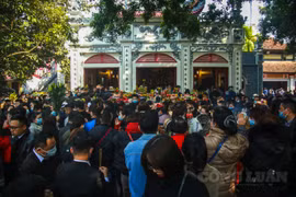 Hàng nghìn người dân đổ về "trả lễ" cuối năm, Phủ Tây Hồ tắc kín