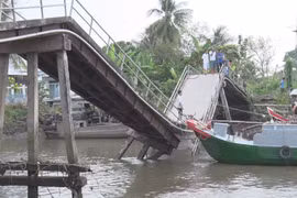 Đồng Tháp: Ghe chở lúa bất ngờ đâm sập cầu ở huyện Lai Vung