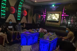 Hà Nội: Phát hiện quán hát cho nhau nghe mở chui giữa mùa dịch