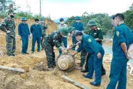 Hủy quả bom còn nguyên kíp nổ được phát hiện dưới nền nhà dân