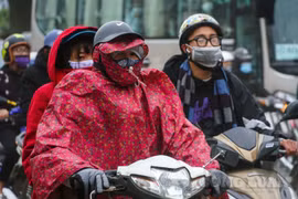 Hà Nội: Người dân chật vật lưu thông trong thời tiết rét đậm dưới 10 độ C