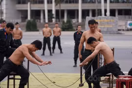 Cảnh sát đặc nhiệm "khoe" sức mạnh, diễn tập bảo vệ Đại hội Đảng lần thứ XIII