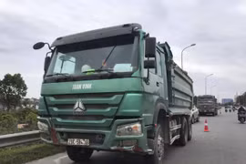 Xử phạt 2 xe chở quá tải trọng trên tuyến đường Vành đai 3 đi Sân bay Nội Bài
