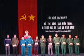 Bộ Tổng Tham mưu – Bộ Quốc phòng: Tặng quà ủng hộ đồng bào bị thiệt hại do bão lũ tại Thừa Thiên Huế
