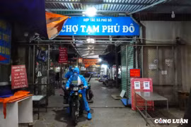 Phun khử khuẩn tại "ổ dịch" phường Phú Đô, vùng đỏ duy nhất ở Hà Nội