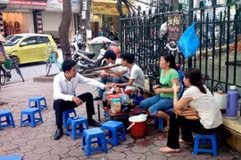 Hà Nội đóng cửa quán ăn, trà đá, cà phê vỉa hè từ 0h ngày 16/2