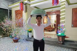 Đội cỗ đi Lễ tế tổ trong ngày khai hạ ở Làng Cam Lâm