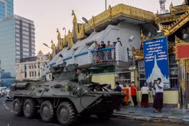 Quân đội Myanmar triển khai xe bọc thép ở thành phố sau cuộc biểu tình lớn