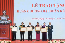Tặng thưởng Huân chương Đại đoàn kết dân tộc cho lãnh đạo Quốc hội