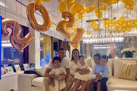 Bạn gái siêu sao Ronaldo thả dáng ngoài bãi biển Dubai