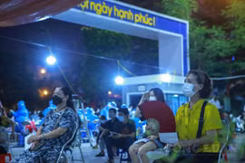 Hà Nội: Quyết tâm 100% người dân Thủ đô tiêm mũi 1, nhiều điểm tiêm chủng "xuyên đêm"