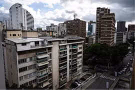 Lạm phát phi mã, dân Venezuela mua nhà bằng những chiếc vali đựng đầy đô-la Mỹ