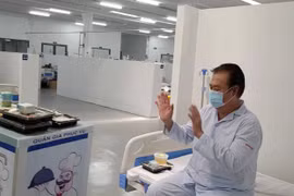 Robot thành “quản gia” đặc biệt giúp bệnh nhân F0 sinh hoạt tiện lợi