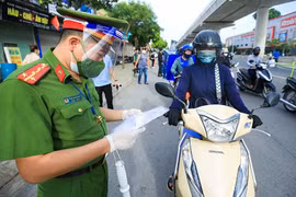 Hà Nội: Trong 24 giờ, xử phạt gần 100 trường hợp vi phạm phòng chống dịch COVID-19