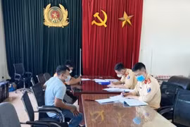 Lực lượng CSGT xử phạt ô tô đi ngược chiều trên cao tốc Hà Nội - Thái Nguyên