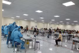 Hà Nội cử 16 chuyên gia y tế hỗ trợ Bắc Giang dập dịch