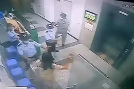TP. HCM: Người phụ nữ bị phạt 2 triệu đồng vì quên đeo khẩu trang trong thang máy