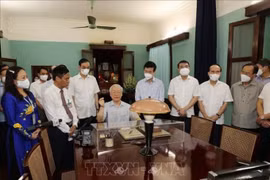 Tổng Bí thư Nguyễn Phú Trọng dâng hương tưởng niệm Chủ tịch Hồ Chí Minh