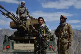 Taliban giao tranh với các lực lượng dân quân đối lập