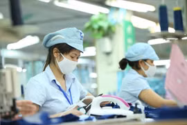 Nhóm nghiên cứu NEU đề nghị Chính phủ cho phép DN sử dụng lao động đủ 2 mũi tiêm