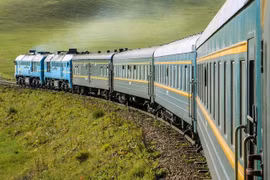 Cậu bé người Nga bị bạn ép đu tàu lửa khiến 2 chân bị cán đứt