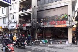 Hà Nội: Cháy lớn tại nhà hàng lẩu 5 tầng trên phố Thượng Đình, khói lửa bốc cao hàng chục mét
