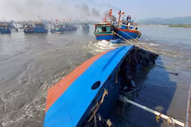 Tàu vỏ sắt chở 5.000 lít dầu bị lật trên đường vào cảng