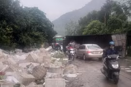 Hà Giang: Xe tải chở chuối bị lật, giao thông ùn tắc cục bộ